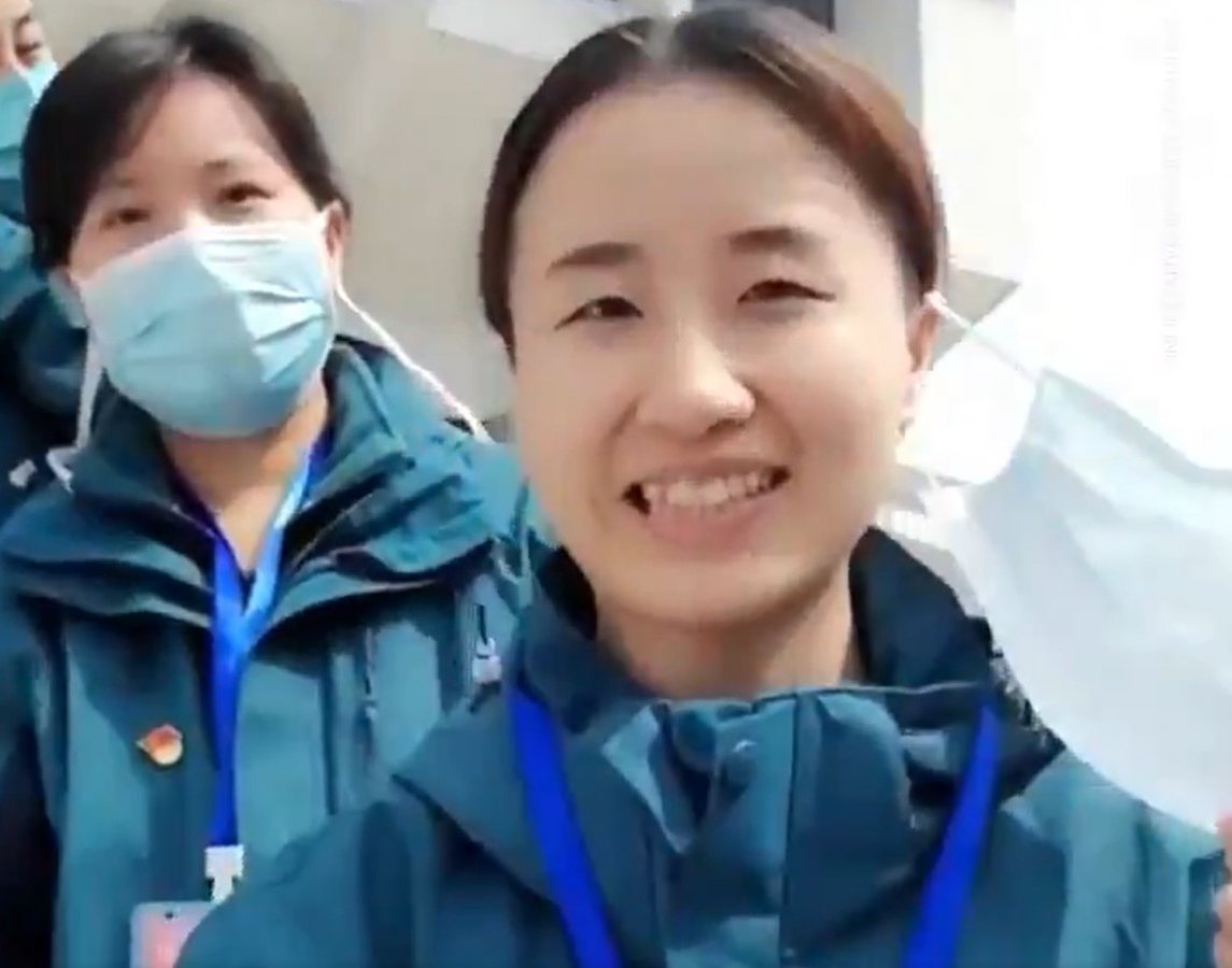 Çin'de doktorlar maskelerini çıkardı