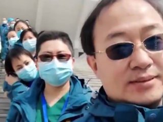 Çin'de doktorlar maskelerini çıkardı
