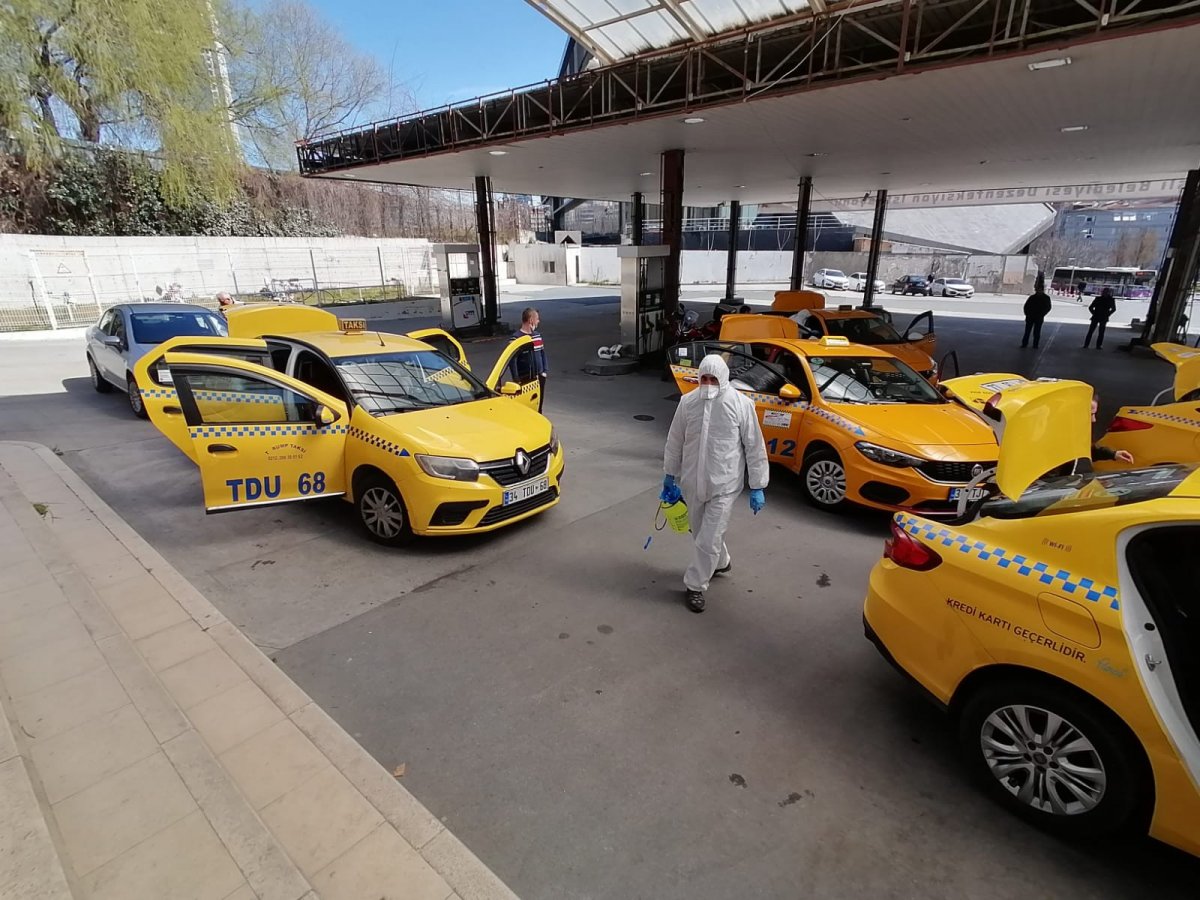 İstanbul'daki taksicilerin dezenfektan kuyruğu