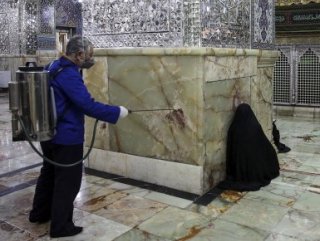 İran'da şifa için yalanan türbeler kapatıldı