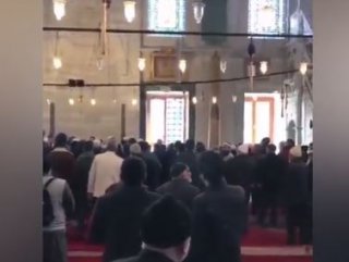 Camide imam ve cemaat tartıştı