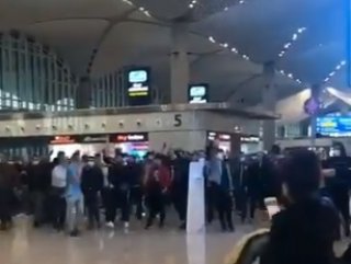 Cezayirliler ülkelerine alınmayınca protesto başlattı