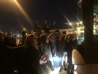 Asker uğurlamalarında koronavirüs uyarısını dinleyen yok
