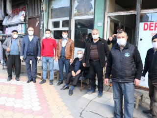 Kahramanmaraşlı hayırsever 5 bin adet maske dağıttı