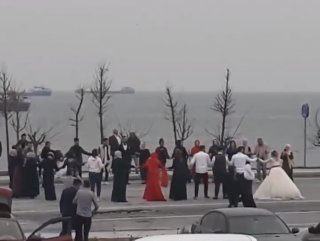 Zeytinburnu'nda bir grup vatandaş halay çekti