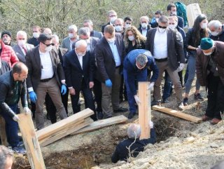 Kemal Kılıçdaroğlu kız kardeşini toprağa verdi
