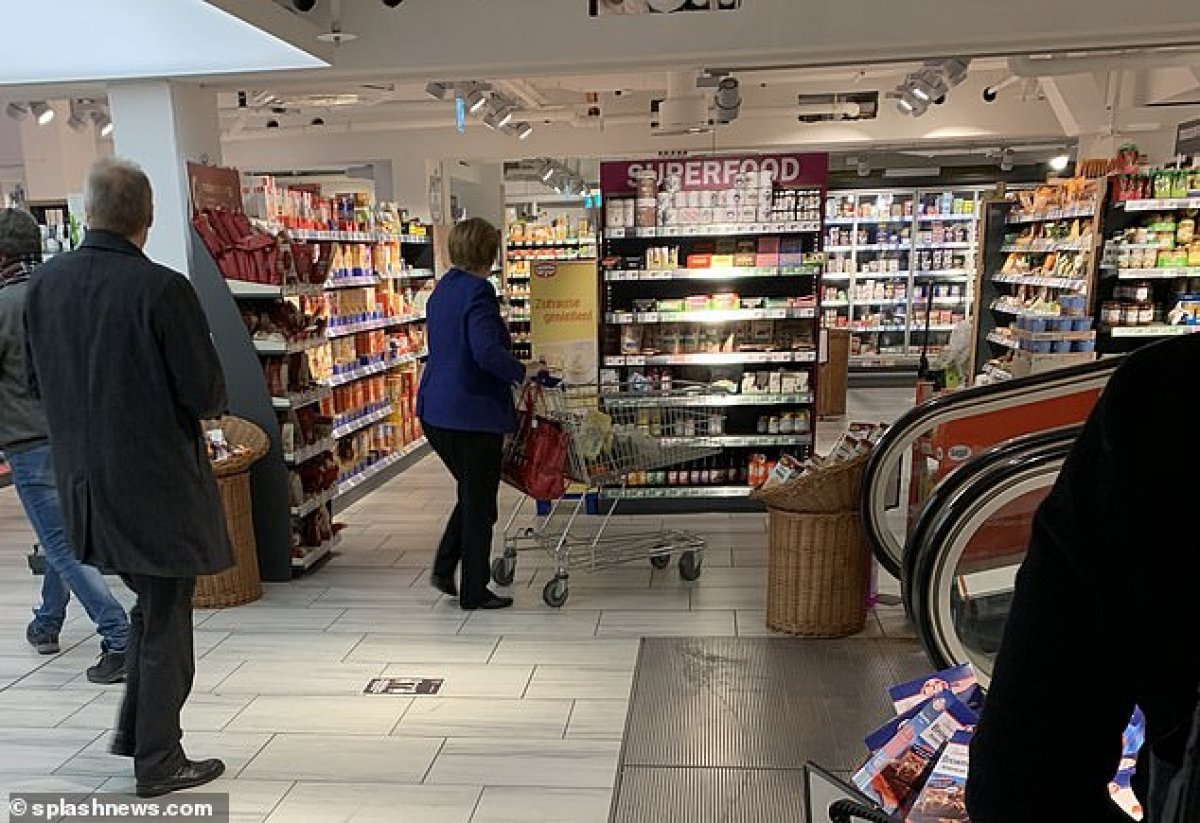 Merkel, market alışverişi yaparken görüntülendi