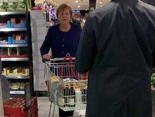 Merkel, market alışverişi yaparken görüntülendi