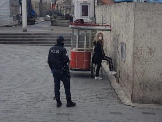 Taksim'de karantinadan kaçan kadın yakalandı