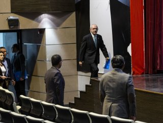 Kılıçdaroğlu parti binasına girerken dezenfektan kullandı