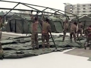 Fransız askerleri, çadırdan hastane kurdu
