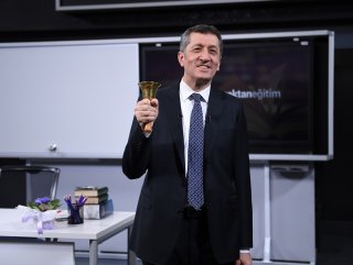 Uzaktan eğitimde ilk ders Bakan Selçuk'tan