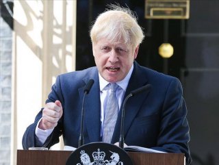 Boris Johnson sokağa çıkma yasağı ilan ettiğini duyurdu