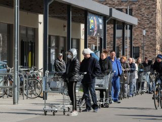 Almanya'da market önünde stok kuyruğu