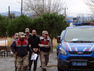 Kundakladığı evden kaçanları av tüfeğiyle vurdu