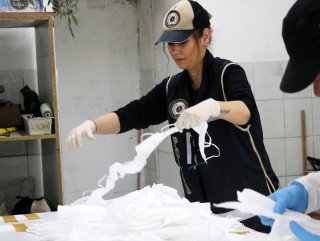 İzmir'de bir iş yerinde 1.500 maske ele geçirildi