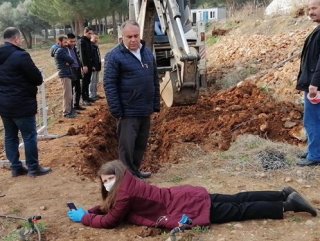 Kadın profesör kepçenin önüne yattı