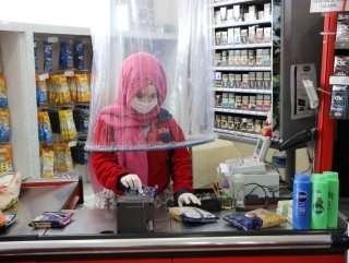 Niğde'de markette poşetli koronavirüs önlemi