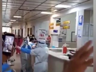 İran'da doktorlar hastanede göbek attı