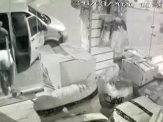 Mağazaya giren hırsızlar, bekçileri görünce kaçtı