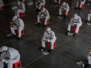 Honda çalışanları, öğle yemeğini mesafeli yiyor