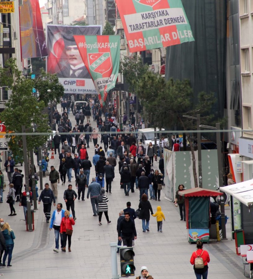 İzmir'de salgına rağmen sokaklar boş kalmadı