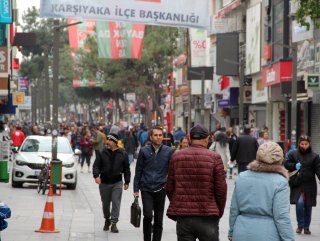 İzmir'de salgına rağmen sokaklar boş kalmadı