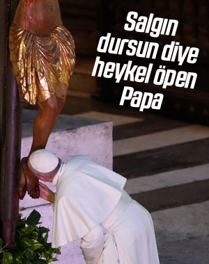 Papa, korona dursun diye dua edip heykel öptü