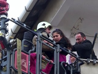 Dumandan kaçıp balkona sığınan aileyi itfaiye kurtardı