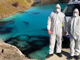 İngiliz polisi, sosyal mesafeyi korumak için gölü boyadı