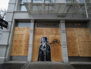 New York'ta vitrinler, yağmaya karşı plakayla kapatıldı