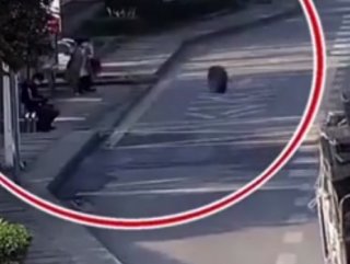 Çin'de, minibüsün kopan lastiği kadına çarptı #1