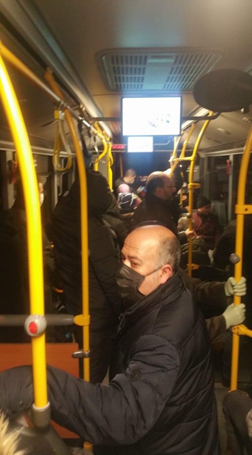 İBB'nin otobüslerinde hala sosyal mesafe kuralı yok