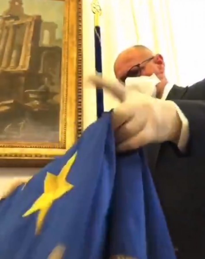 İtalya'da ölü sayısı arttıkça AB bayrakları indiriliyor