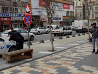 Banka oturdu, cezayı yazan polisi kameraya aldı #1