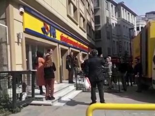 İstanbul'da postanede olay çıkaran adam kamerada #1
