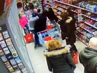 Hollanda'da markette sosyal mesafe kavgası #1