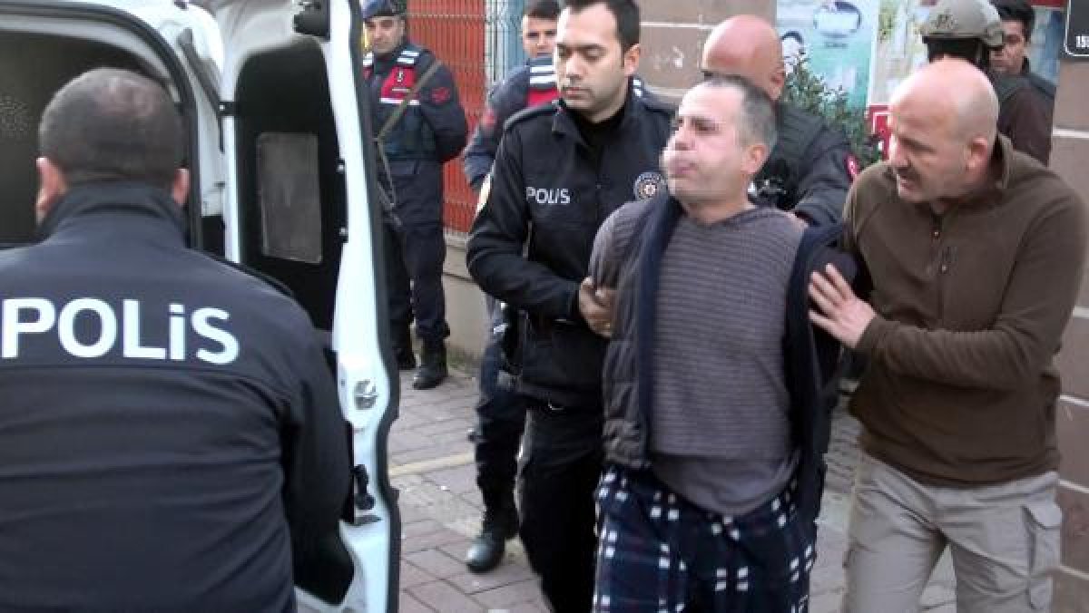 Antalya'da emekli asker 'koronayım' diyerek polise tükürdü