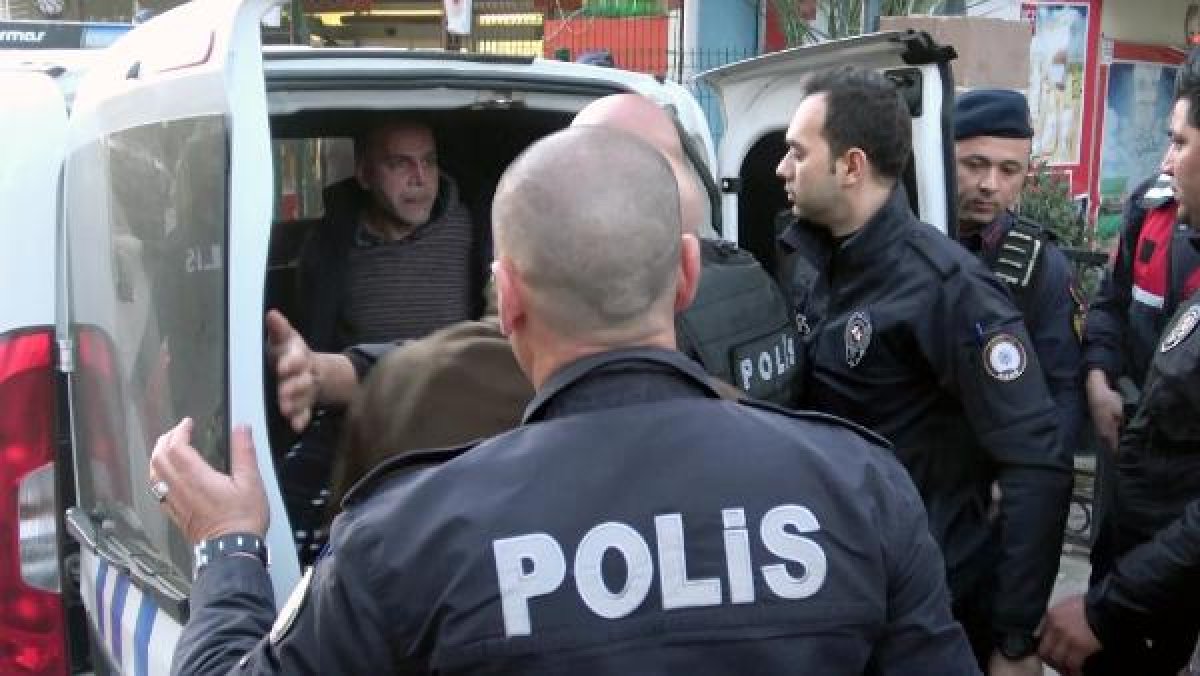Antalya'da emekli asker 'koronayım' diyerek polise tükürdü