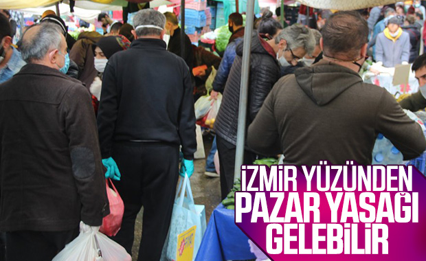 İzmir'deki pazarda vatandaşlar sosyal mesafeye uymadı