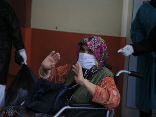 Oğlu koronaya yenilen yaşlı kadın, hastalığı atlattı