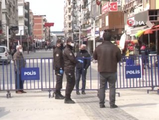 İzmir'in işlek caddesi barikatla kapatıldı