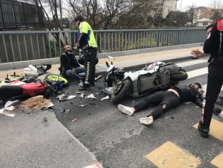 Beşiktaş’ta boş yolda motosikletliler çarpıştı