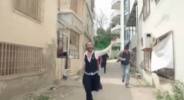 Karataş'ta esprili 'dezenfekte' videosu
