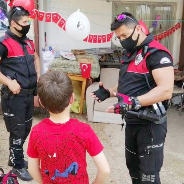 Muğla polislerinden, maddi durumu kötü öğrenciye sürpriz