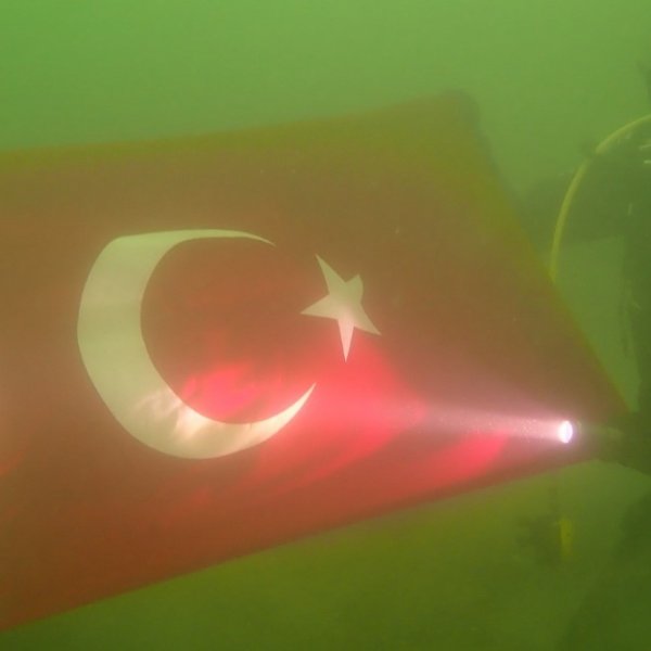 Dalgıçlar, 30 metre derinlikte Türk bayrağı açtı 