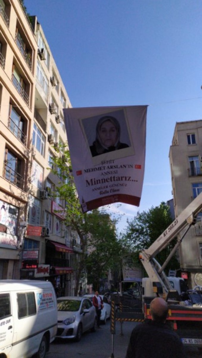 Beyoğlu sokaklarına annelerin fotoğrafları asıldı