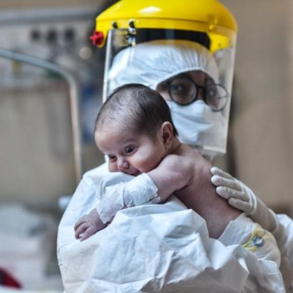 45 günlük Amine bebeğe maske takıldı