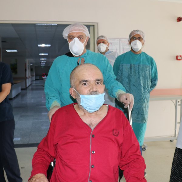 İki kez kalbi duran 62 yaşındaki hasta, koronayı yendi
