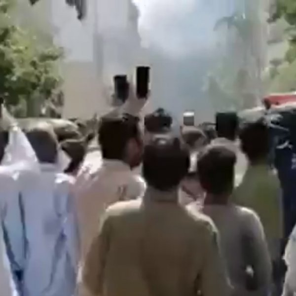 Kaza yerinden görüntü paylaşmaya çalışan Pakistanlılar